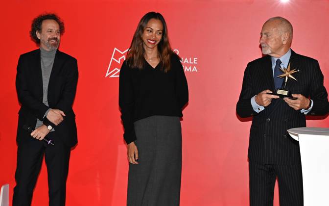 Turin, Italy Zoe Saldana receives the Stella della Mole Award at the National Museum of Cinema In the photo:Zoe Saldana receives the Stella della Mole Award from Enzo Ghigo president of the National Museum of Cinema, Carlo Chatrian director of the National Museum of Cinema  Copyright: xNickxZonnax xipa-agency.netx xNickxZonnax IPA_Agency_IPA52044327