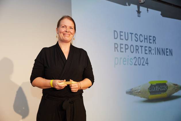 Reporter*innen Preis 2024: Preisverleihung im stillgelegten Kaufhaus Cank in Berlin Neukölln. Im Bild: die Preisträgerin der Kategorie Wissenschaftsreportage, Diana Laarz . Name der Reportage: Was heißt schon normal ?