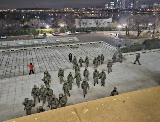 Bilder des Jahres 2024, News 12 Dezember News Themen der Woche KW49 News Bilder des Tages South Korea s declaration of martial law Soldiers move within the National Assembly compound in Seoul in the early hours of Dec. 4, 2024, after South Korean President Yoon Suk Yeol declared martial law.  A14AA0003817778P