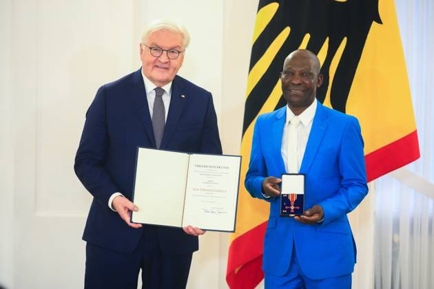 Verleihung des Verdienstordens zum Tag des Ehrenamtes Berlin, 4.12..2024 Bundespräsident FRank-Walter Steinmeier und Candido Mahoche, Freital Sachsen bei der Verleihung des Verdienstordens zum Tag des Ehrenamtes Berlin Germany Copyright: xPictureteamx