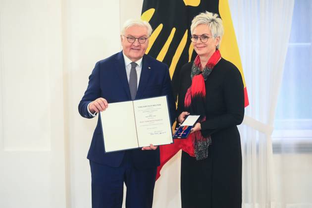 Verleihung des Verdienstordens zum Tag des Ehrenamtes Berlin, 4.12..2024 Bundespräsident FRank-Walter Steinmeier und Silke Renk-Lange, Halle (Saale) Sachsen-Anhalt bei der Verleihung des Verdienstordens zum Tag des Ehrenamtes Berlin Germany Copyright: xPictureteamx