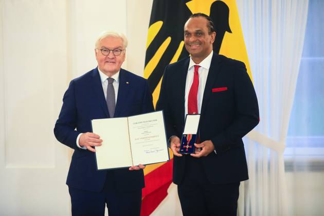 Verleihung des Verdienstordens zum Tag des Ehrenamtes Berlin, 4.12..2024 Bundespräsident FRank-Walter Steinmeier und Martin Rietsch, Bad Münder Niedersachsen bei der Verleihung des Verdienstordens zum Tag des Ehrenamtes Berlin Germany Copyright: xPictureteamx