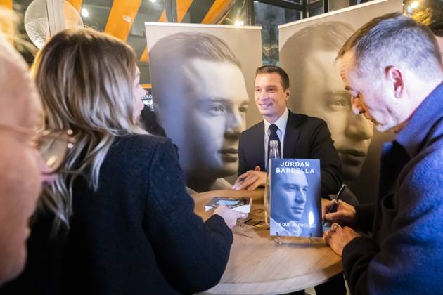 News Bilder des Tages Paris, France December 4, 2024 - Jordan Bardella, president of France s far-right Rassemblement National (RN) party, takes part in a book signing. Ce que je cherche (What I am looking for) is the first book of the leader of the National Rally party JORDAN BARDELLA, LIVRE, DEDICACE OUVRAGE, POLITIQUE, RN, RASSEMBLEMENT NATIONAL, EXTREME DROITE Copyright: xVincentxIsorex