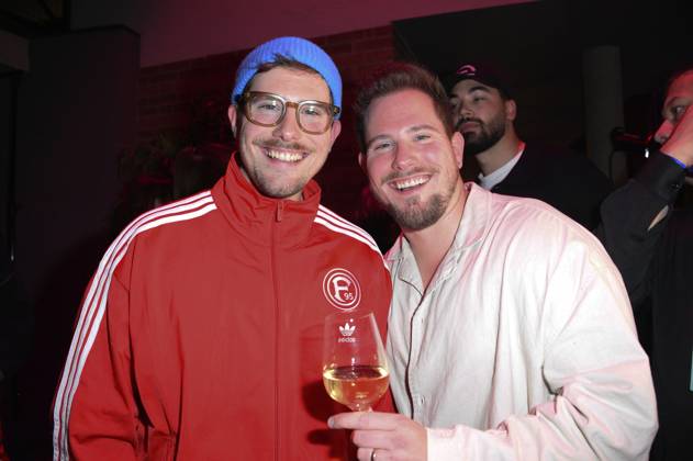 Dennis Wolter und Benjamin Wolter bei der 25. Verleihung der 1Live Krone 2024 im Lokschuppen. Bielefeld, 05.12.2024
