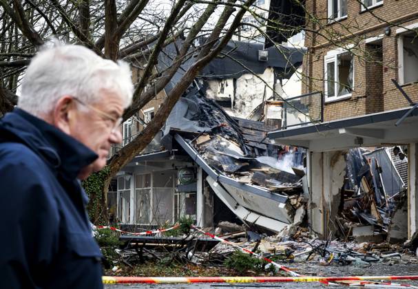 Bilder des Jahres 2024, News 12 Dezember News Themen der Woche KW49 News Bilder des Tages DEN HAAG - Mayor Jan van Zanen visits the Tarwekamp where a very large fire is raging after an explosion occurred. ANP KOEN VAN WEEL netherlands out - belgium out  Copyright: xx x515105939x originalFilename: 515105939.jpg