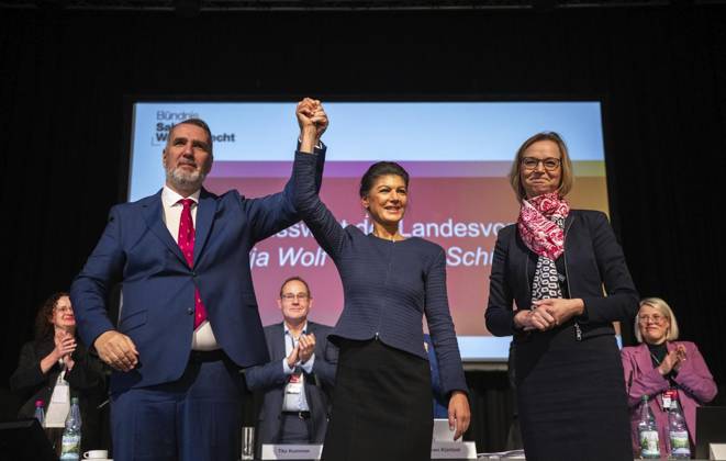 Bilder des Jahres 2024, News 12 Dezember News Themen der Woche KW49 News Bilder des Tages BÜNDNIS SAHRA WAGENKNECHT (BSW) - MITGLIEDERVERSAMMLUNG IN DER FESTHALLE ILMENAU ** NUR FÜR REDAKTIONELLE ZWECKE ** EDITORIAL USE ONLY **<p>07 12 2024-Ilmenau: BSW - Mitgliederversammlung in der Festhalle Ilmenau im Foto: Katja Wolf (BSW), Sahra Wagenknecht, Bundesvorsitzende des BSW, Steffen Schütz (BSW), ( Deutschland Thueringen Ilmenau Copyright: SaschaxFromm