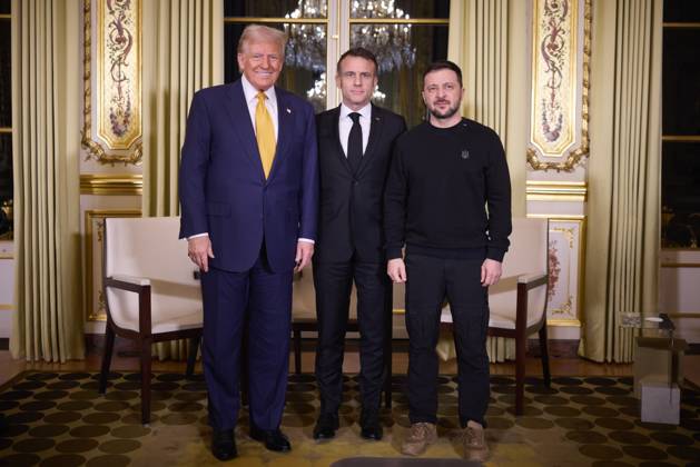 Bilder des Jahres 2024, News 12 Dezember News Themen der Woche KW49 News Bilder des Tages Ukrainian President Volodymyr Zelenskyy meets with U.S. President-elect Donald Trump and French President Emmanuel Macron on Saturday, December 7, 2024, during a trip to Paris where he will attend the re-opening of Notre Dame cathedral, five years after a fire nearly destroyed the cultural icon. Photo via Ukrainian Presidential Press Office  WAX2024120702 UKRAINIANxPRESIDENTIALxPRESSxOFF