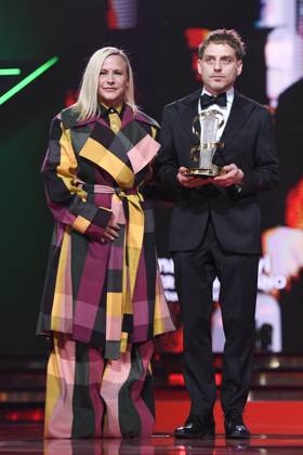 Marrakech Closing Ceremony Patricia Arquette and Director Damian Kocur pose with the award for Under the Volcano during the Closing Ceremony during the 21st Marrakech International Film Festival in Marrakech, Morocco on December 07, 2024. Photo by Aurore Marechal ABACAPRESS.COM Marrakech Morocco  Copyright: xMarechalxAurore ABACAx
