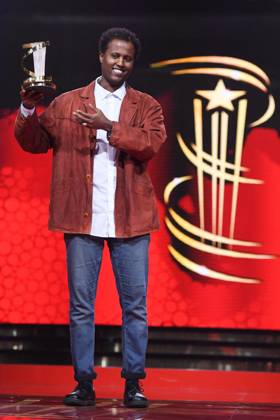 Marrakech Closing Ceremony Director Mo Harawe receives the award for The village next to Paradise attending the Closing Ceremony during the 21st Marrakech International Film Festival in Marrakech, Morocco on December 07, 2024. Photo by Aurore Marechal ABACAPRESS.COM Marrakech Morocco  Copyright: xMarechalxAurore ABACAx