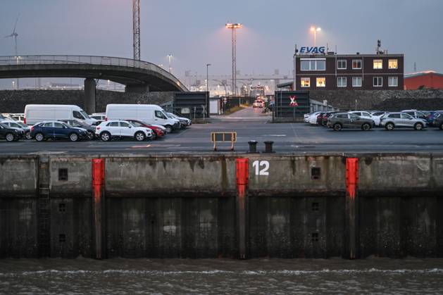 Automobilumschlag in Emden bei Volkswagen. Blick auf mehrere Pkws der Volkswagen-Gruppe. Im Hintergrund steht das Emder VW-Werk. Emden Niedersachsen Deutschland