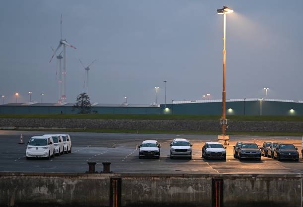 Automobilumschlag in Emden bei Volkswagen. Blick auf mehrere Pkws der Volkswagen-Gruppe. Im Hintergrund steht das Emder VW-Werk. Emden Niedersachsen Deutschland