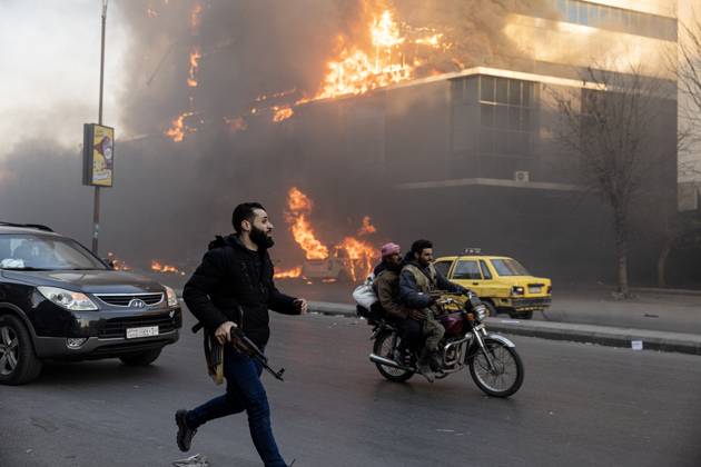 Bilder des Jahres 2024, News 12 Dezember News Themen der Woche KW49 News Bilder des Tages Situation In Damascus After Fall Of Assad Regime - Syria A group of regime supporters, including soldiers, fled the city in vehicles while intense clashes broke out on the outskirts. Smoke is rising in some areas. Soldiers from Bashar al-Assad s army captured by anti-regime groups were reportedly forced to wear civilian clothes and stripped of their uniforms. This is evident in large trucks and people walking en masse on the roads. In Damascus, Syria, on December 08, 2024. Photo by Ugur Yildirim DIA images ABACAPRESS.COM Damascus Syria  Copyright: xDIAxImages ABACAx