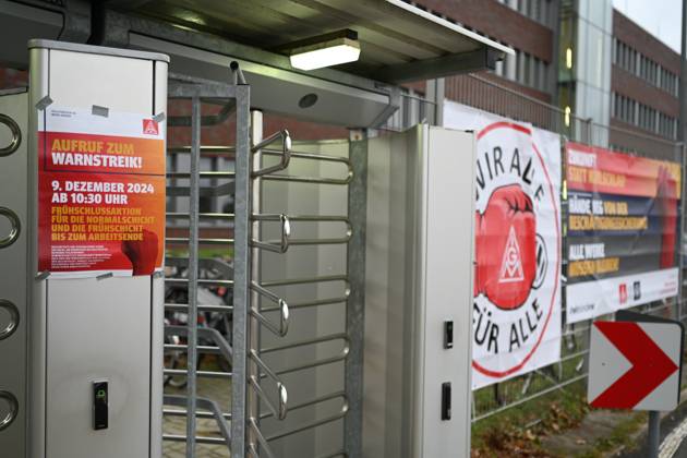 IG Metall ruft zum zweiten flächendeckenden Streik bei Volkswagen auf. Blick auf ein Drehtor am Volkswagen-Werk in Emden. Dort ist ein Plakat mit dem Streik-Aufruf angebracht. Die IG Metall fordert Lohnerhöhungen, VW will seinen Arbeitern weniger bezahlen. Nun beginnen flächendeckende Streiks an den deutschen Standorten des Autoherstellers. Emden Niedersachsen Deutschland