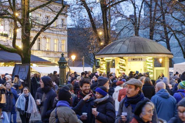 Rixdorf Weihnachtsmarkt, Neuköllner Richardplatz, 200 Verkaufsstände mit Glühwein, Holzspielzeug, Kerzen, Honig, selbstgebastelte Geschenke, Alt-Rixdorfer Weihnachtsmarkt 2024, Neuköllner Richardplatz, 200 Verkaufsstände mit Glühwein, Holzspielzeug, Kerzen, Honig, selbstgebastelte Geschenke. Findet am 2ten Adventswochende statt.
