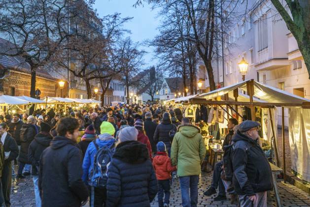 Rixdorf Weihnachtsmarkt, Neuköllner Richardplatz, 200 Verkaufsstände mit Glühwein, Holzspielzeug, Kerzen, Honig, selbstgebastelte Geschenke, Alt-Rixdorfer Weihnachtsmarkt 2024, Neuköllner Richardplatz, 200 Verkaufsstände mit Glühwein, Holzspielzeug, Kerzen, Honig, selbstgebastelte Geschenke. Findet am 2ten Adventswochende statt.