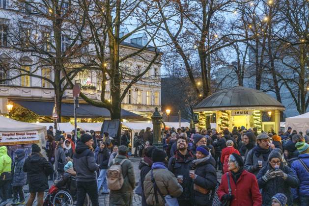Rixdorf Weihnachtsmarkt, Neuköllner Richardplatz, 200 Verkaufsstände mit Glühwein, Holzspielzeug, Kerzen, Honig, selbstgebastelte Geschenke, Alt-Rixdorfer Weihnachtsmarkt 2024, Neuköllner Richardplatz, 200 Verkaufsstände mit Glühwein, Holzspielzeug, Kerzen, Honig, selbstgebastelte Geschenke. Findet am 2ten Adventswochende statt.