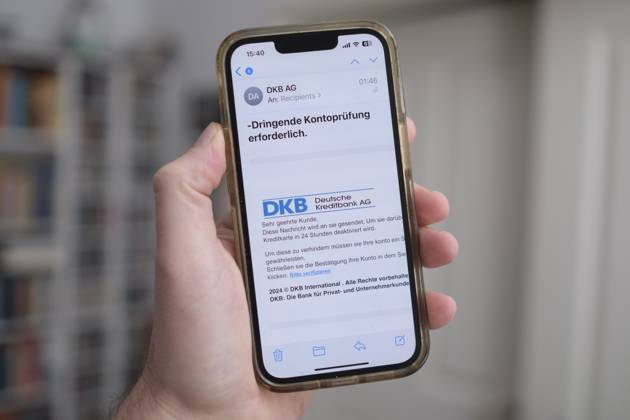 Betrügerische Phishing email auf einem Mobiltelefon die eine angebliche Aktivität bei einem Konto DKB Deutsche Kreditbank AG meldet