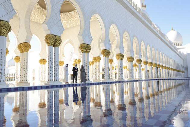 News: Bilder des Jahres 2024, News 12 Dezember News Themen der Woche KW50 News Bilder des Tages Prime Minister Keir Starmer visit to the Middle East region 09 12 2024. Zayed Grand Mosque, UAE. Prime Minister Keir Starmer is given a tour of the Zayed Grand Mosque by the Director General, Yousif Alobeidli accompanied by HMA Edward Hobart ., Credit:Tim Hammond Avalon United Kingdom, Greater London, London, 10 Downing Street  Copyright: xTimxHammondx xAvalonx 0944814239