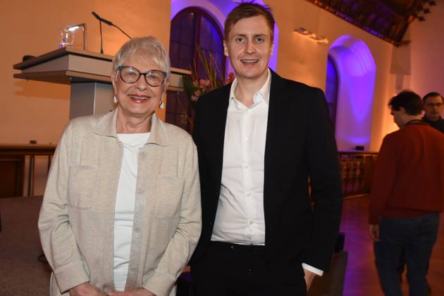 Renate Kuester Hildebrandt Kabarettistin Till Reiners Kabarettist Dieter-Hildebrandt-Preises Traeger 2024 Muenchen 09 12.2024 Alter Rathaussaal Verleihung des Dieter-Hildebrandt-Preises 2024 an Till Reiners durch Stadtdirektor Marek Wiechers Laudatiorin Eva Schulz, Muenchen