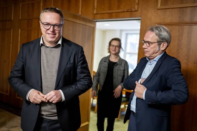 News: Bilder des Jahres 2024, News 12 Dezember News Themen der Woche KW50 News Bilder des Tages Thüringer Brombeerparteien treffen Die Linke 10 12 2024 - Erfurt: Der Vorsitzende der Thüringer CDU-Landtagsfraktion, Mario Voigt (CDU), der geschäftsführende Thüringer Minister für Inneres und Kommunales, Georg Maier (SPD), und die Vorsitzende des Landesverbands Thüringen des Bündnis Sahra Wagenknecht, Katja Wolf (BSW), kommen aus dem Besprechungsraum. Die Parteien der Thüringer Brombeere, CDU, SPD und BSW, trafen sich zu Gesprächen am 10. Dezember 2024 im Thüringer Landtag im Vorfeld der Ministerpräsidentenwahl. _________________