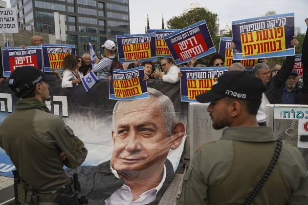 News: Bilder des Jahres 2024, News 12 Dezember News Themen der Woche KW50 News Bilder des Tages Israel, Korruptionsprozess gegen Netanjahu in Tel Aviv, Demonstration vor dem Gericht Supporters of Israeli Prime Minister Benjamin Netanyahu demonstrate outside the Tel Aviv district court where Netanyahu is testifying for the first time in the trial against him for corruption, 10 December 2024. Trial against Netanyahu for corruption !ACHTUNG: NUR REDAKTIONELLE NUTZUNG!  Copyright: xAlejandroxErnestox GRAF2151 20241210-55015463455_1