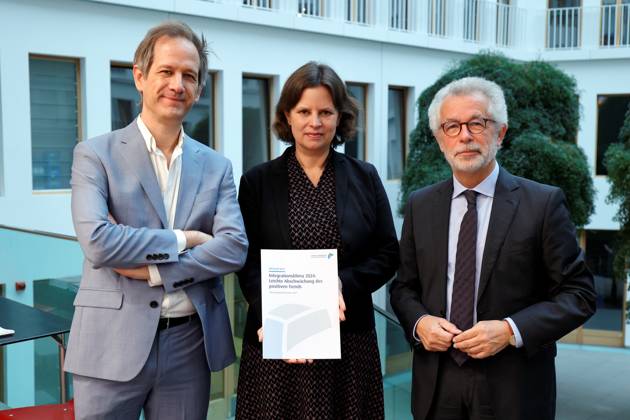 Prof. Dr. Marc Helbling, Mitglied des Sachverständigenrat für Integration und Migration (SVR), Staatssekretärin Juliane Seifert, BMI, Prof. Dr. Hans Vorländer, Vorsitzender des Sachverständigenrat für Integration und Migration (SVR) , Deutschland, Berlin, Bundespressekonferenz, Thema: Ergebnisse des SVR-Integrationsbarometers 2024