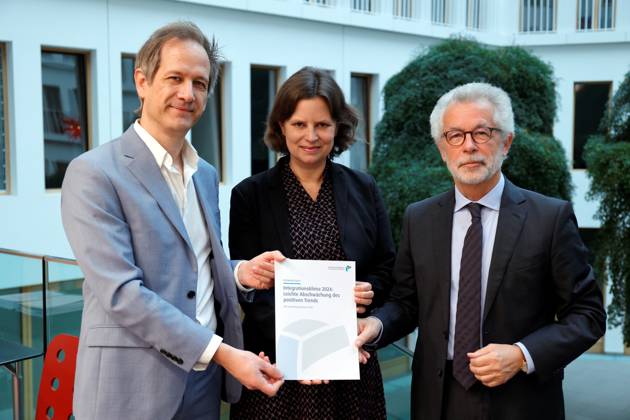 Prof. Dr. Marc Helbling, Mitglied des Sachverständigenrat für Integration und Migration (SVR), Staatssekretärin Juliane Seifert, BMI, Prof. Dr. Hans Vorländer, Vorsitzender des Sachverständigenrat für Integration und Migration (SVR) , Deutschland, Berlin, Bundespressekonferenz, Thema: Ergebnisse des SVR-Integrationsbarometers 2024