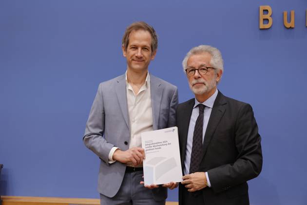 Prof. Dr. Marc Helbling, Mitglied des Sachverständigenrat für Integration und Migration (SVR), Prof. Dr. Hans Vorländer, Vorsitzender des Sachverständigenrat für Integration und Migration (SVR) , Deutschland, Berlin, Bundespressekonferenz, Thema: Ergebnisse des SVR-Integrationsbarometers 2024