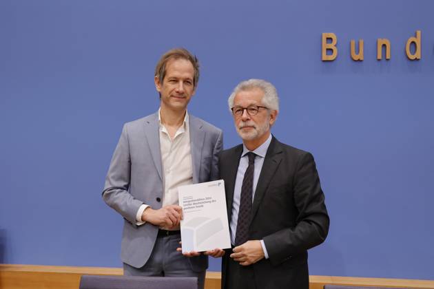 Prof. Dr. Marc Helbling, Mitglied des Sachverständigenrat für Integration und Migration (SVR), Prof. Dr. Hans Vorländer, Vorsitzender des Sachverständigenrat für Integration und Migration (SVR) , Deutschland, Berlin, Bundespressekonferenz, Thema: Ergebnisse des SVR-Integrationsbarometers 2024