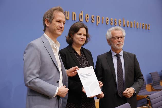 Prof. Dr. Marc Helbling, Mitglied des Sachverständigenrat für Integration und Migration (SVR), Staatssekretärin Juliane Seifert, BMI, Prof. Dr. Hans Vorländer, Vorsitzender des Sachverständigenrat für Integration und Migration (SVR) , Deutschland, Berlin, Bundespressekonferenz, Thema: Ergebnisse des SVR-Integrationsbarometers 2024