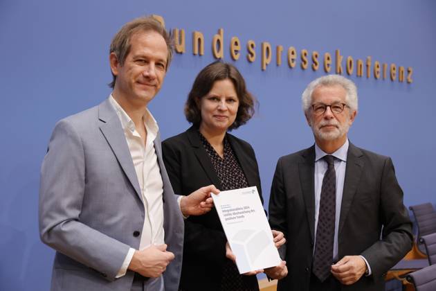 Prof. Dr. Marc Helbling, Mitglied des Sachverständigenrat für Integration und Migration (SVR), Staatssekretärin Juliane Seifert, BMI, Prof. Dr. Hans Vorländer, Vorsitzender des Sachverständigenrat für Integration und Migration (SVR) , Deutschland, Berlin, Bundespressekonferenz, Thema: Ergebnisse des SVR-Integrationsbarometers 2024