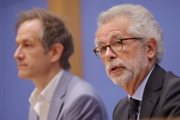 Prof. Dr. Marc Helbling, Mitglied des Sachverständigenrat für Integration und Migration (SVR), Prof. Dr. Hans Vorländer, Vorsitzender des Sachverständigenrat für Integration und Migration (SVR) , Deutschland, Berlin, Bundespressekonferenz, Thema: Ergebnisse des SVR-Integrationsbarometers 2024