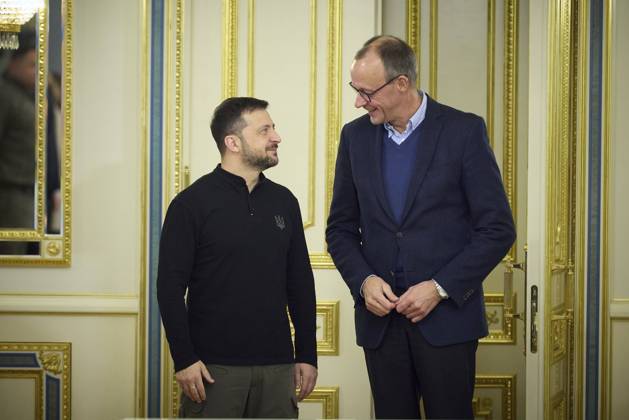 News: Bilder des Jahres 2024, News 12 Dezember News Themen der Woche KW50 December 9, 2024, Kiev, Kyiv Oblast, Ukraine: Ukrainian President Volodymyr Zelenskyy, left, welcomes German opposition leader Friedrich Merz, right, before a bilateral meeting at the Mariinskyi Palace, December 9, 2024 in Kyiv, Ukraine. Kiev Ukraine - ZUMAp138 20241209_zaa_p138_018 Copyright: xUkrainexPresidency UkrainianxPrex