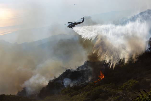 News: Bilder des Jahres 2024, News 12 Dezember News Themen der Woche KW50 News Bilder des Tages December 10, 2024, Malibu, California, USA: A Los Angeles County fire helicopter drops water on the Franklin Fire to protect houses on nearby Costa Del Sol in Malibu, Calif. Malibu USA - ZUMAc18_ 20241210_znp_c18_014 Copyright: xJillxConnellyx