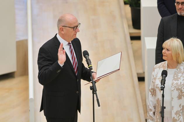 News Bilder des Tages Potsdam, Brandenburg, Deutschland, 11.12.2024: Brandenburgischer Landtag: Wahl des Ministerpräsidenten: Dietmar Woidke, SPD, wird nach seiner Wiederwahl im zweiten Wahlgang vereidigt Copyright: xdtsxNachrichtenagenturx dts_53572