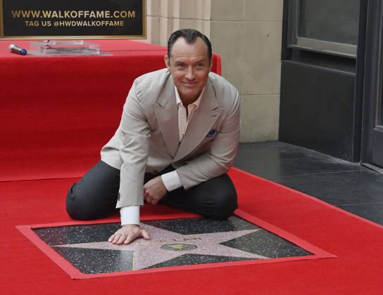 Bilder des Jahres 2024, Entertainment 12 Dezember Entertainment Themen der Woche KW50 Entertainment Bilder des Tages Actor Jude Law savors the moment during an unveiling ceremony honoring him with the 2,798th star on the Hollywood Walk of Fame in Los Angeles on Thursday, December 12, 2024.  LAP2024121212 JIMxRUYMEN
