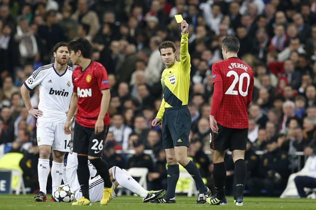 Manchester United s Robin Van Persie yellow card during Champions League match on february 13th 2013. Photo: Cid-Fuentes Cebolla ALFAQUI MADRID SPAIN EDITORIAL USE ONLY Copyright: xx Cid-FuentesxCebollax xALFAQUIx dpphotos167052