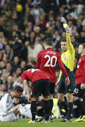 Manchester United s Robin Van Persie yellow card during Champions League match on february 13th 2013. Photo: Cid-Fuentes Cebolla ALFAQUI MADRID SPAIN EDITORIAL USE ONLY Copyright: xx Cid-FuentesxCebollax xALFAQUIx dpphotos167065