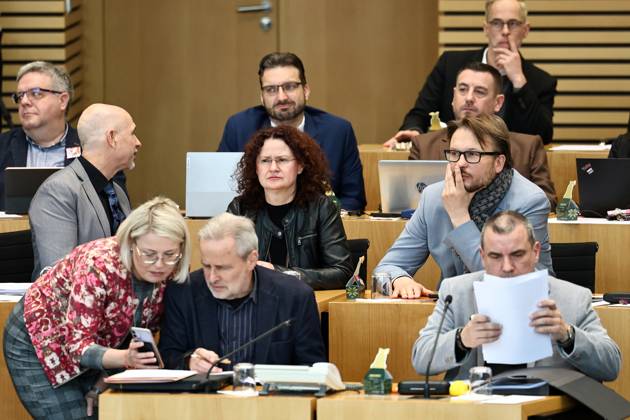 Plenum Thueringer Landtag 13.12.2024, Erfurt, Thueringer Landtag, Plenarsaal, 5. Plenarsitzung im Bild: Fraktion BSW - Steffen Quasebarth, Nina Behrendt, Dr. Frank Augsten, Sigrid Hupach, Ralph Hutschenreuther, Sven Kuentzel, Alexander Kaestner, Roberto Kobelt und Dr.Stefan Wogawa (BSW)