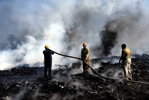 News: Bilder des Jahres 2024, News 12 Dezember News Themen der Woche KW50 News Bilder des Tages GHAZIABAD, INDIA - DECEMBER 14: A massive fire broke out in the slum area of Kanawani under the Indirapuram police station, on December 14, 2024 in Ghaziabad, India. Thick clouds of smoke billowing from the site are visible from afar. The small gas cylinders stored in the slums also exploded, further fueling the flames. Three fire tenders were deployed and are actively working to control the fire. (Photo by Sakib Ali Hindustan Times ) Massive Fire Breaks Out In Ghaziabad?s Slum, Operations Underway