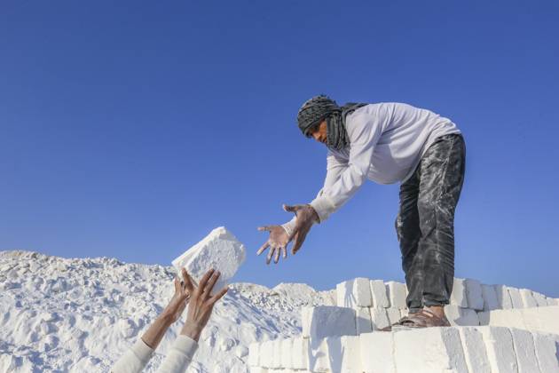 News: Bilder des Jahres 2024, News 12 Dezember News Themen der Woche KW50 Mideast Egypt Quarry Workers Labourers work at the White Mountain limestone extraction quarry site near Minya, Egypt, on December 14, 2024. Covered in fine white dust, labourers at a limestone quarry in southern Egypt toil in brutal conditions with little workplace safety for paltry pay. Labourers work in shifts at the quarry in the so-called White Mountain east of the river Nile outside Minya, about 265 km south of the capital Cairo. Minya Egypt  Copyright: xMahmoudxElkhwasx originalFilename: elkhwas-notitle241214_npDrD.jpg
