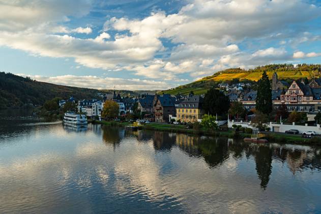 Der Fluss Mosel und die schöne Stadt Traben-Trarbach Der Fluss Mosel und die schöne Stadt Traben-Trarbach Copyright: xZoonar.com martinkaufhold.dex 22427544