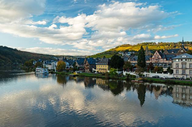 Der Fluss Mosel und die schöne Stadt Traben-Trarbach Der Fluss Mosel und die schöne Stadt Traben-Trarbach Copyright: xZoonar.com martinkaufhold.dex 22427574