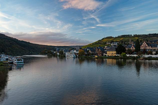Der Fluss Mosel und die schöne Stadt Traben-Trarbach Der Fluss Mosel und die schöne Stadt Traben-Trarbach Copyright: xZoonar.com martinkaufhold.dex 22427580