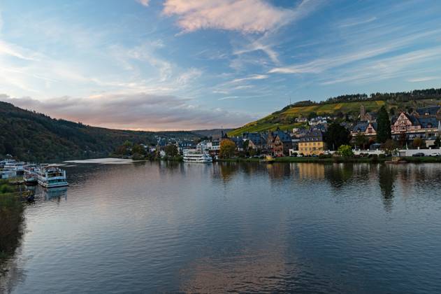 Der Fluss Mosel und die schöne Stadt Traben-Trarbach Der Fluss Mosel und die schöne Stadt Traben-Trarbach Copyright: xZoonar.com martinkaufhold.dex 22427584