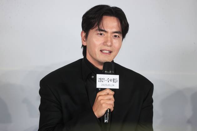 S. Korean actor Lee Jin-wook S. Korean actor Lee Jin-wook South Korean actor Lee Jin-wook, who stars in the new movie The Priests 2: Dark Nuns, greets during a publicity event in Seoul on Dec. 16, 2024, to promote the movie, set to hit local screens in South Korea on Jan. 24. (Yonhap) 2024-12-16 18:23:41 < 1980-2024 YONHAPNEWS AGENCY. .> ¼¿ïƯº°½Ã EDITORIAL USE ONLY Copyright: xx PYH2024121615690034400 YonhapxNewsx yonphotos236692