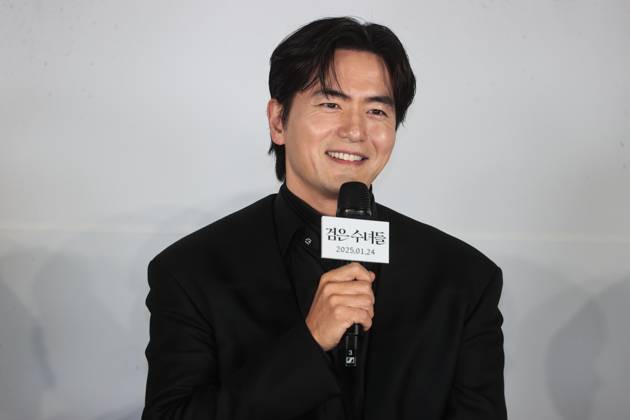 S. Korean actor Lee Jin-wook S. Korean actor Lee Jin-wook South Korean actor Lee Jin-wook, who stars in the new movie The Priests 2: Dark Nuns, greets during a publicity event in Seoul on Dec. 16, 2024, to promote the movie, set to hit local screens in South Korea on Jan. 24. (Yonhap) 2024-12-16 18:23:39 < 1980-2024 YONHAPNEWS AGENCY. .> ¼¿ïƯº°½Ã EDITORIAL USE ONLY Copyright: xx PYH2024121615700034400 YonhapxNewsx yonphotos236693