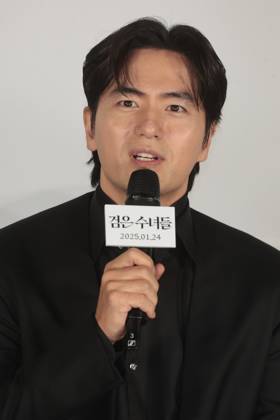 S. Korean actor Lee Jin-wook S. Korean actor Lee Jin-wook South Korean actor Lee Jin-wook, who stars in the new movie The Priests 2: Dark Nuns, greets during a publicity event in Seoul on Dec. 16, 2024, to promote the movie, set to hit local screens in South Korea on Jan. 24. (Yonhap) 2024-12-16 18:23:46 < 1980-2024 YONHAPNEWS AGENCY. .> ¼¿ïƯº°½Ã EDITORIAL USE ONLY Copyright: xx PYH2024121615670034400 YonhapxNewsx yonphotos236698