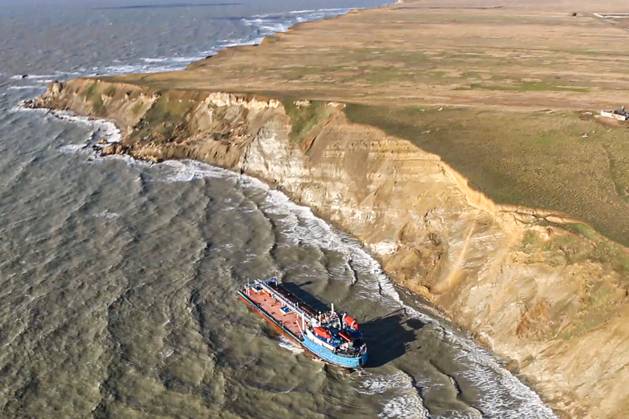 Bilder des Jahres 2024, News 12 Dezember RUSSIA, KRASNODAR REGION - DECEMBER 16, 2024: A view of the Volgoneft 239 oil tanker run aground. The Crimean branch of the Russian Emergency Situations Ministry reported the Volgoneft 239 and Volgoneft 212 oil tankers wrecked in stormy weather in the Kerch Strait on 15 December; one of the vessels ran aground, the crew evacuated, one of the 13 crew members died. Video screen grab. Best quality available. Russian Natural Resources and Environment Ministry Press Office TASS  76875017