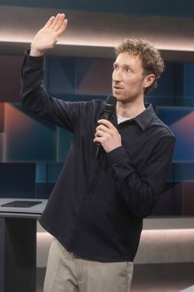 Louis Klamroth in der ARD-Talkshow hart aber fair im Studio Adlershof. Berlin, 16.12.2024